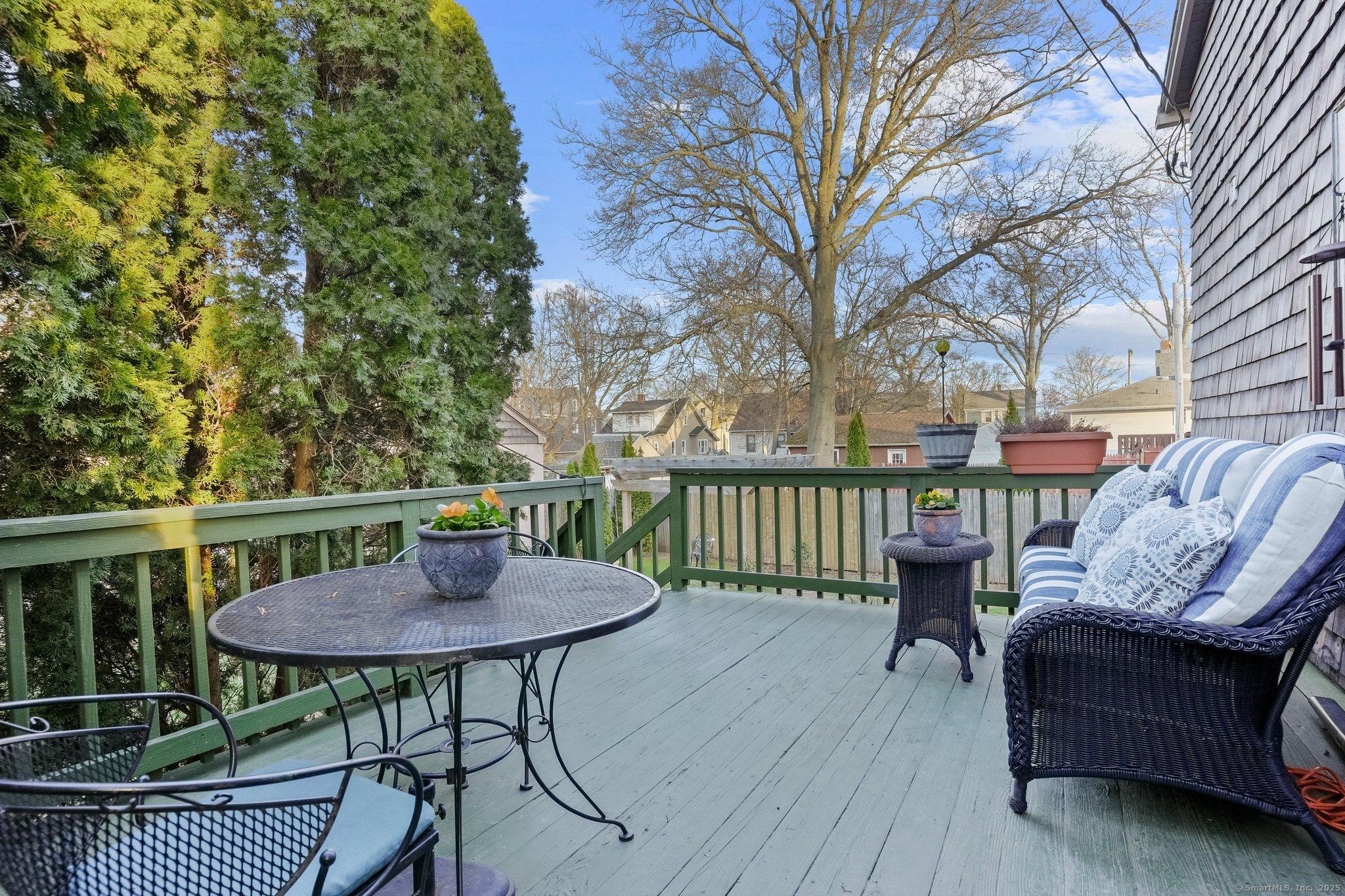 Image 2Deck: Private deck to enjoy outdoor living! 