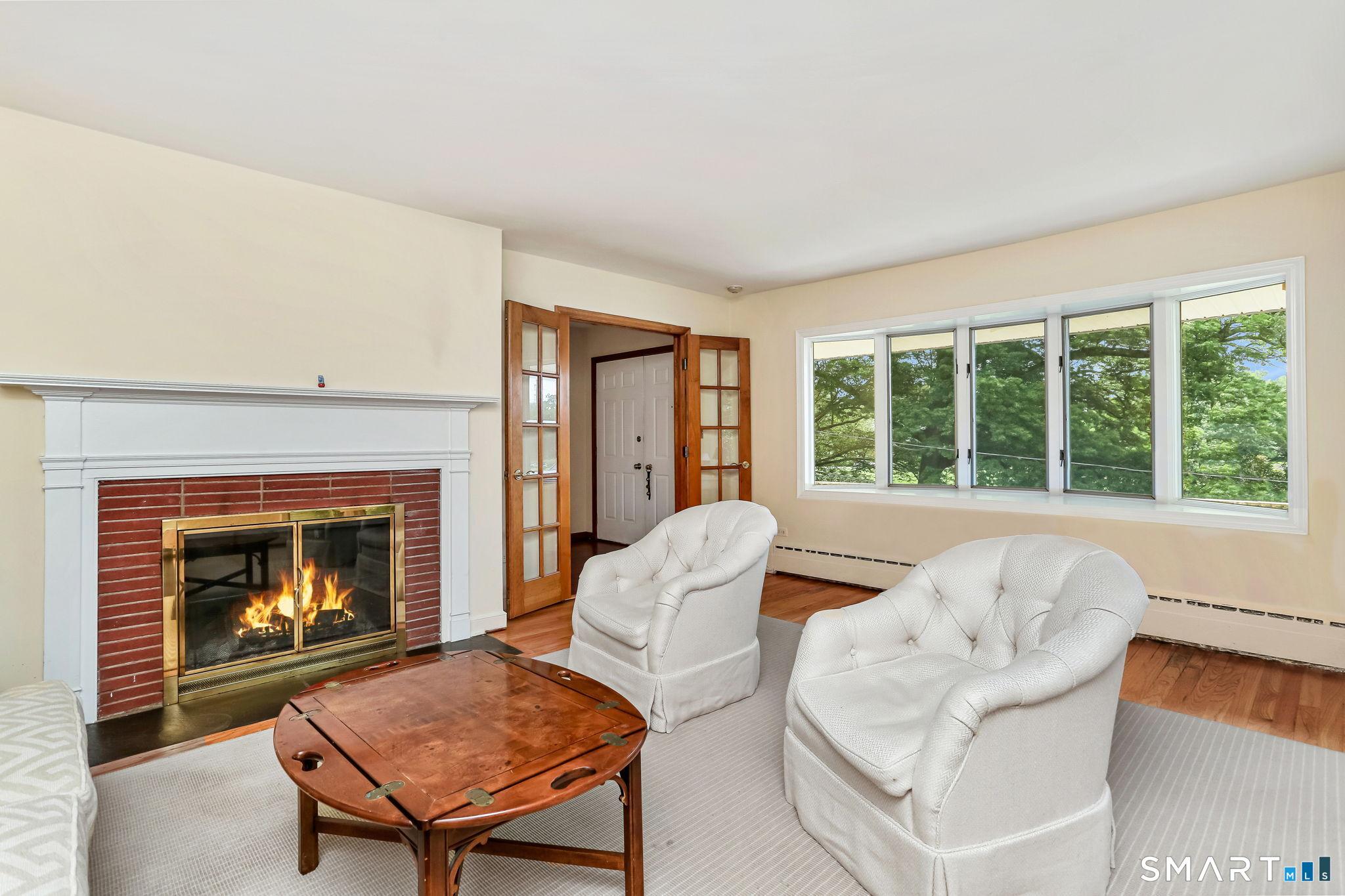 Image 4: Living room