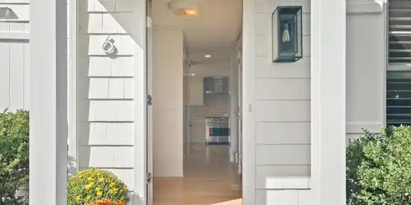 Image 3: Come on in.....
