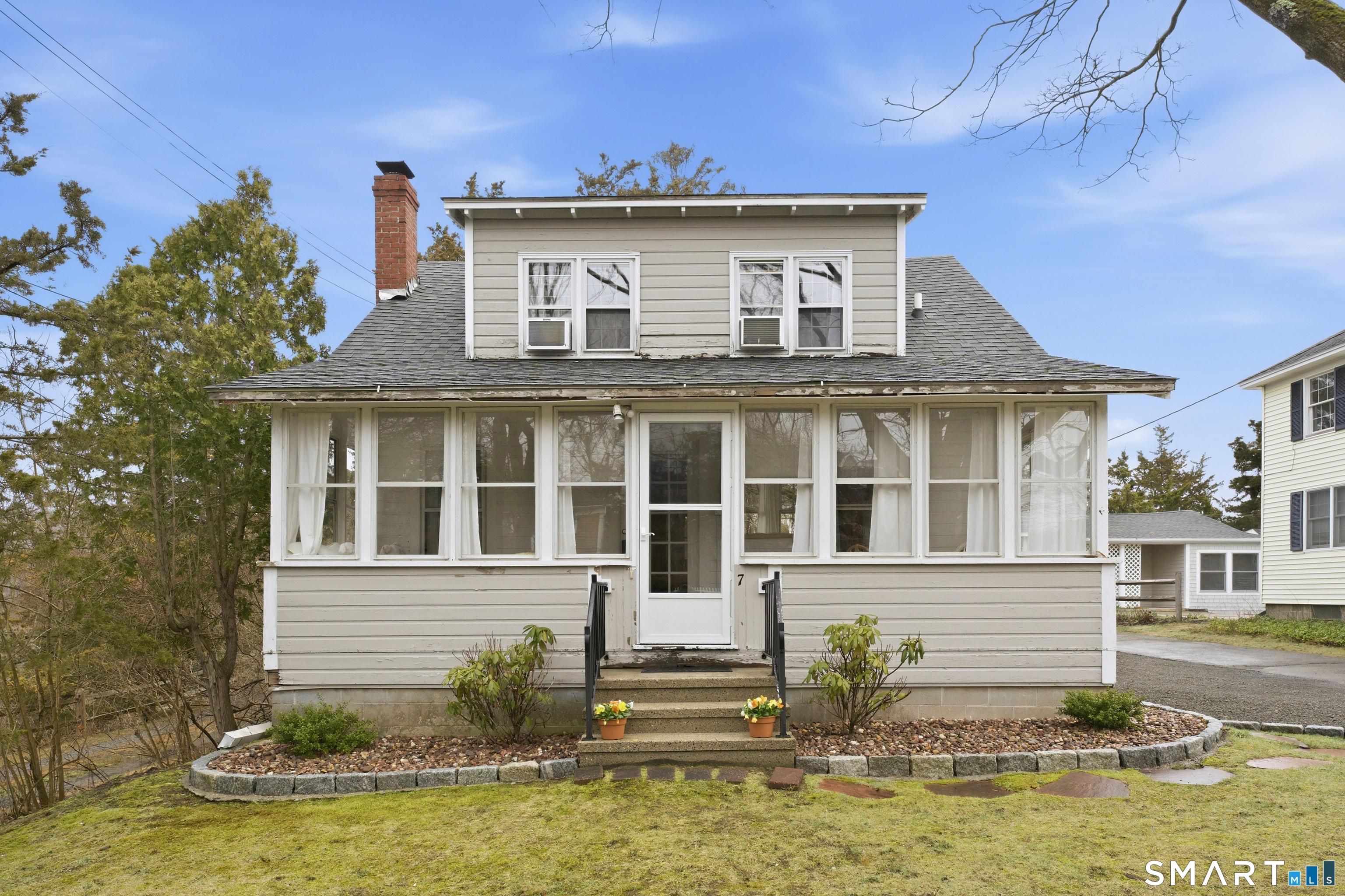 Image 2: Vintage bungalow with seasonal cottage.
