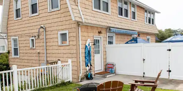 Image 4: Apartments backyard