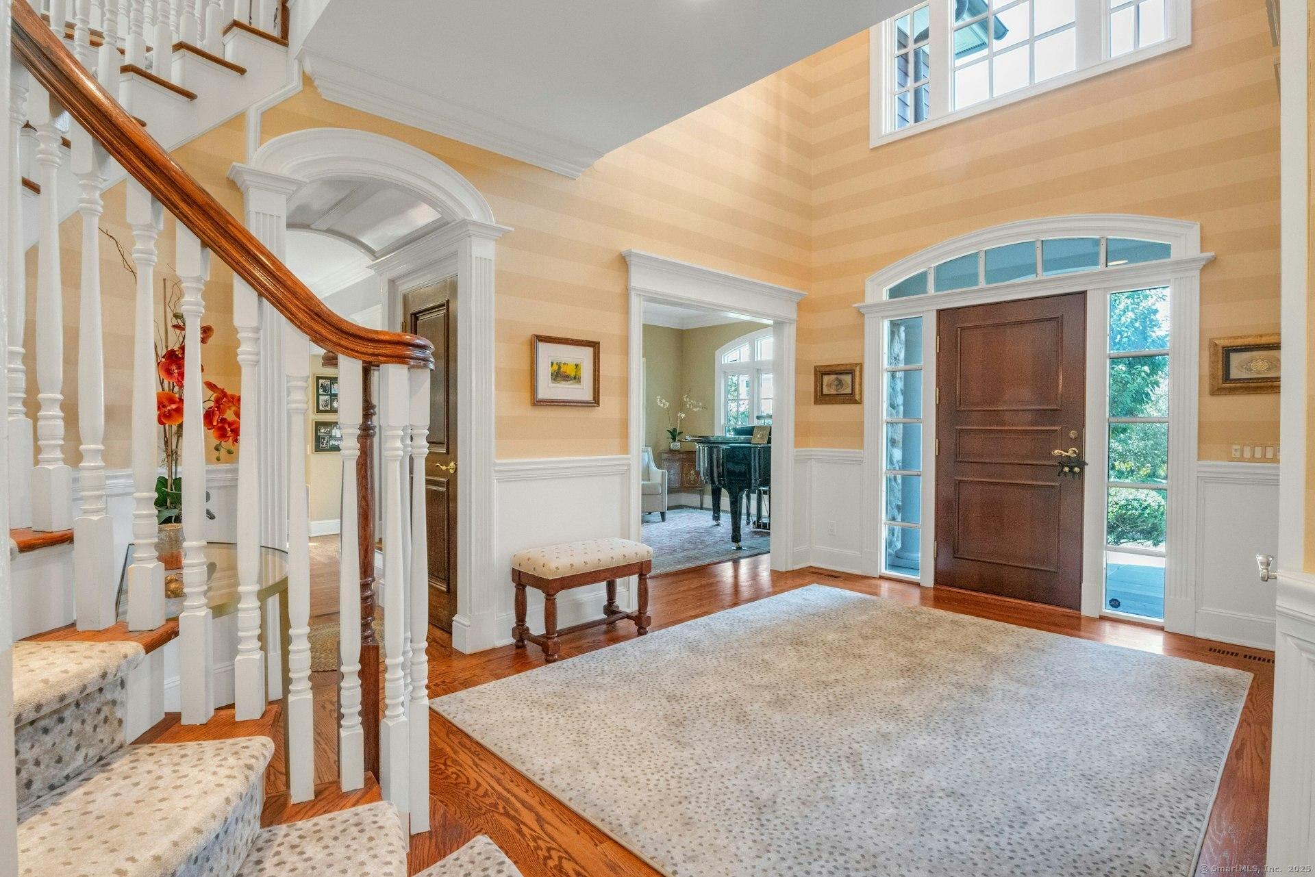 Image 4: 2 story entry hall