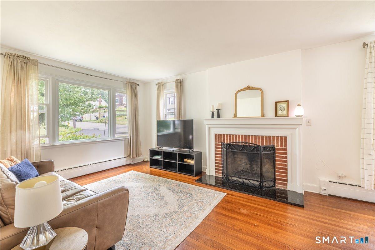 Image 4Living Room