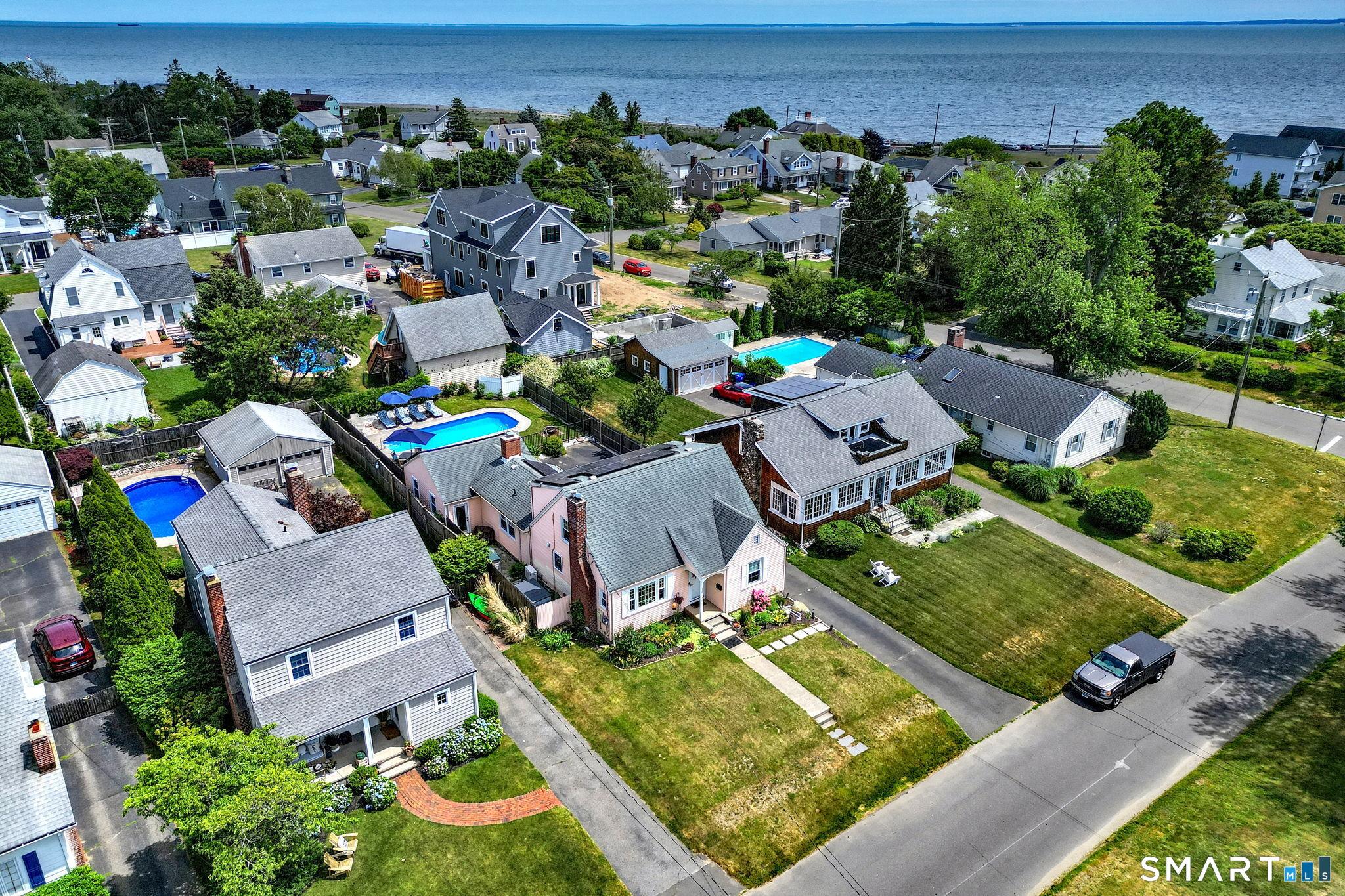Image 3: Close to beaches, the seawall, and restaurants
