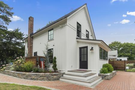 176 Great Neck Road