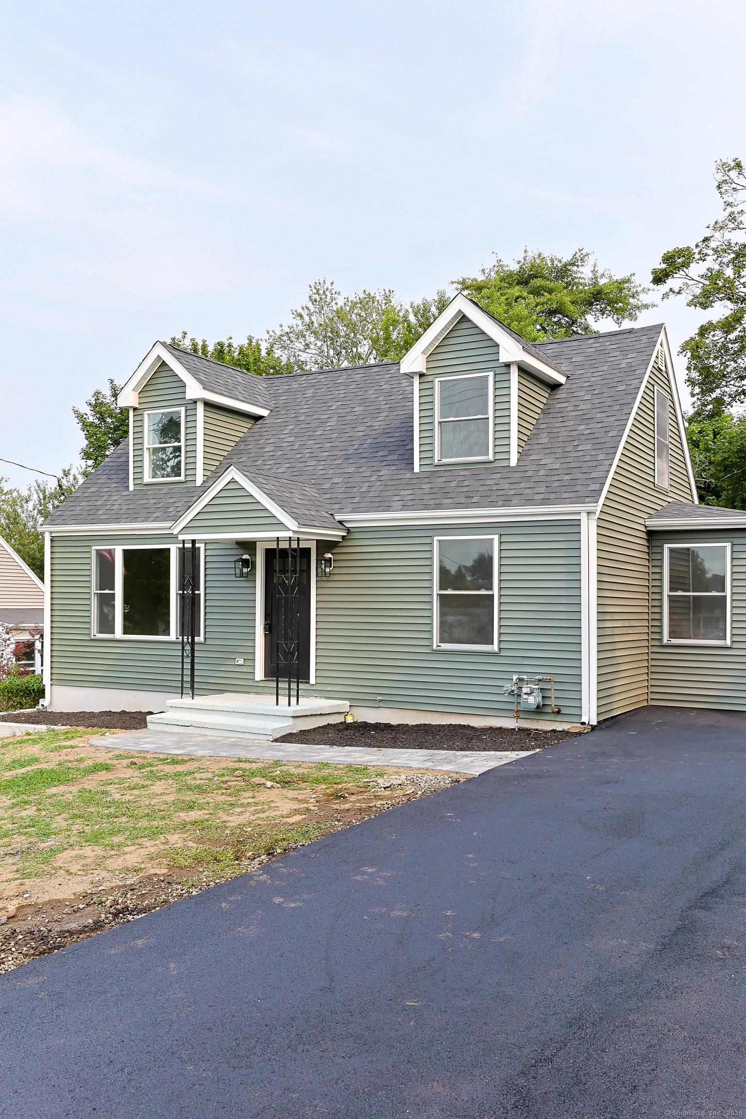 Image 3Front of House: Extra large driveway!
