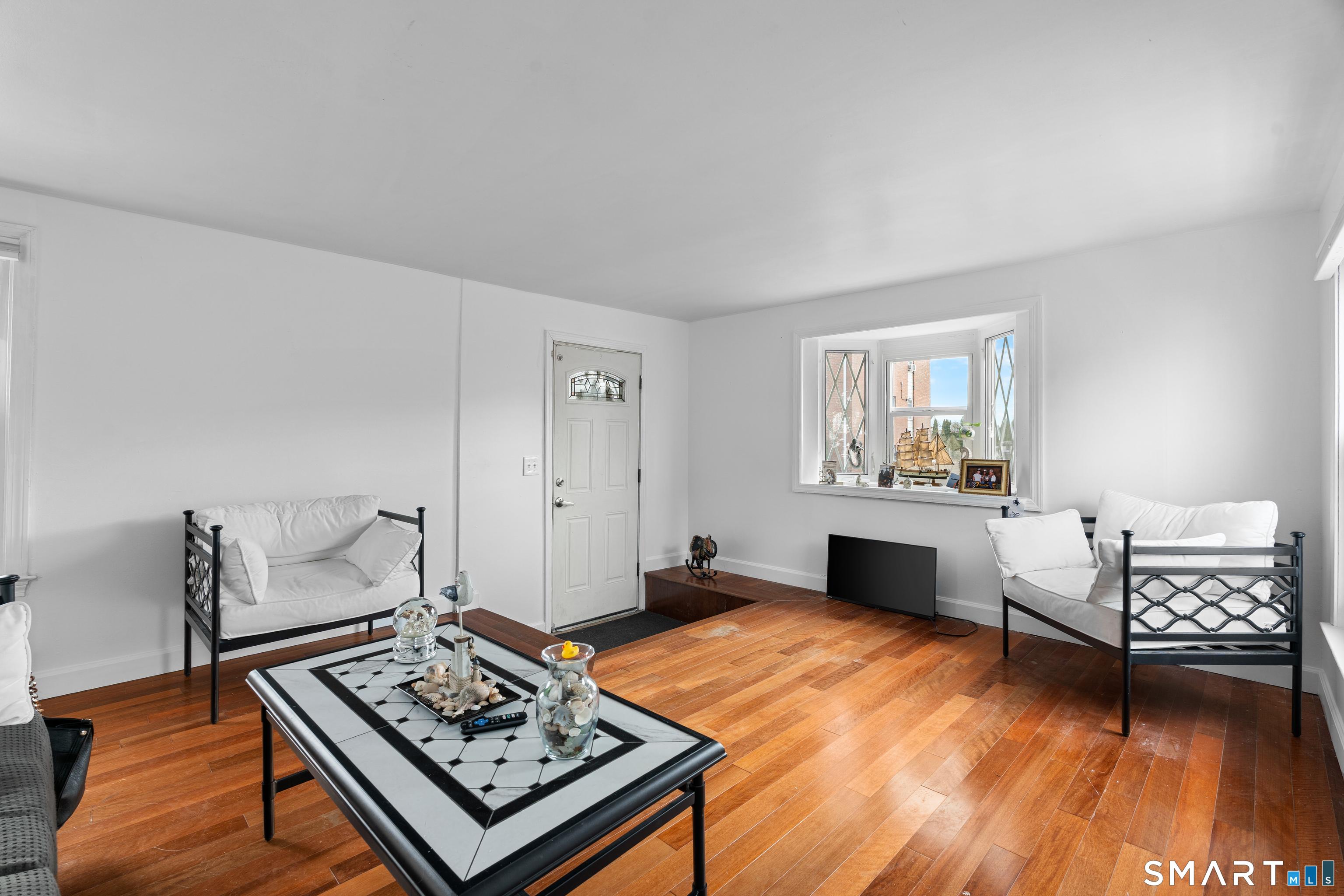 Image 4Living Room