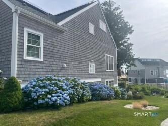Image 3: Side of house where there are many Hydrangea's