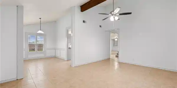 Image 4: Living Room