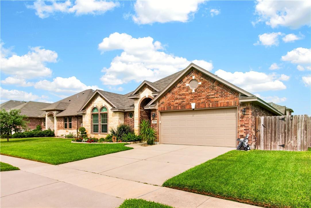 Image 3: With its attractive stone-and-brick exterior, mani