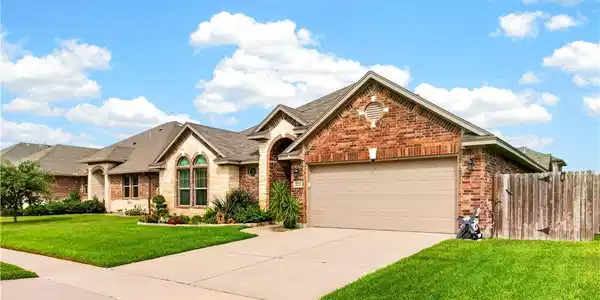 Image 3: With its attractive stone-and-brick exterior, mani