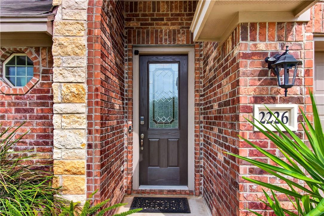 Image 4: With its attractive stone-and-brick exterior, mani