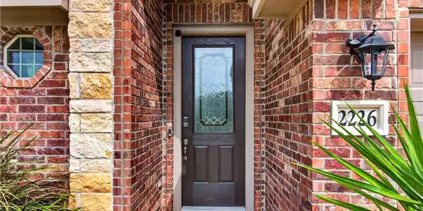Image 4: With its attractive stone-and-brick exterior, mani