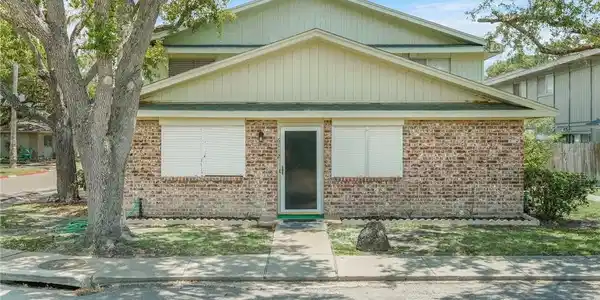 6112 Hidden Oaks