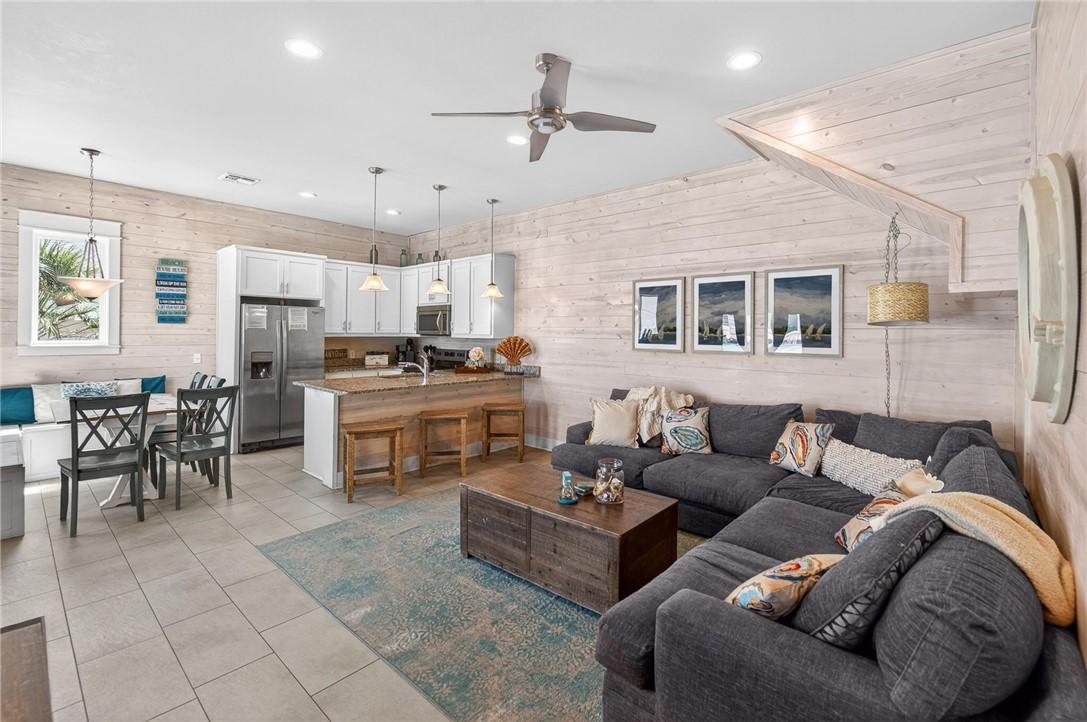 Image 4: Open concept living and kitchen