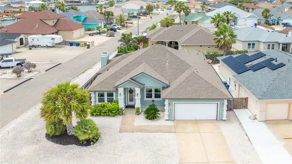 Image 1: Beautiful one-story, 4 bedrooms, 3 baths with a de