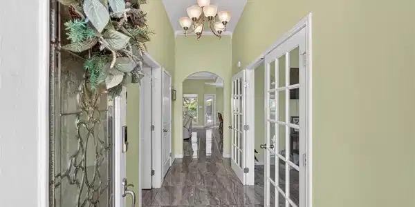 Image 3: Stunning entry - tile flooring throughout.