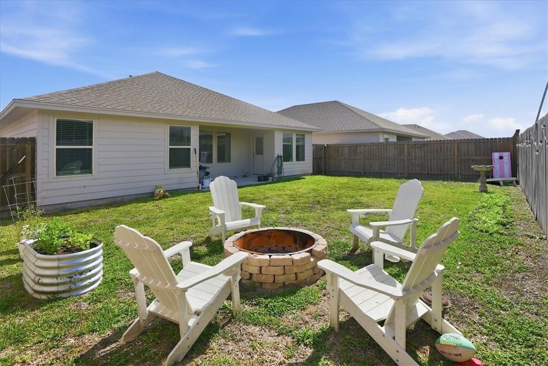 Image 2: Spacious backyard!