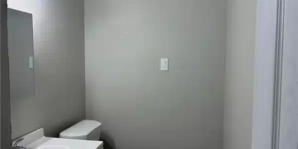 Image 3: 1/2 Bath