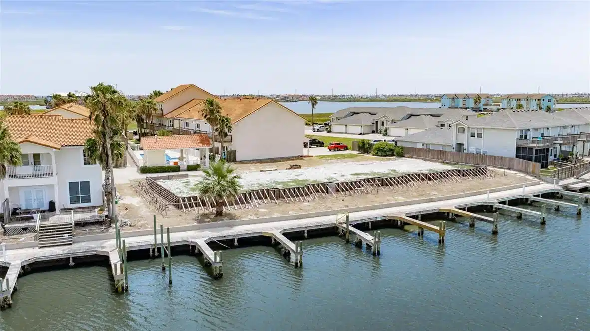Image 1: 6-waterfront building sites at Nautica Townhomes