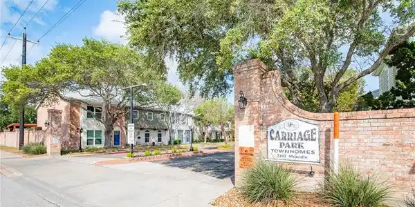 22 TOWNHOUSE Lane