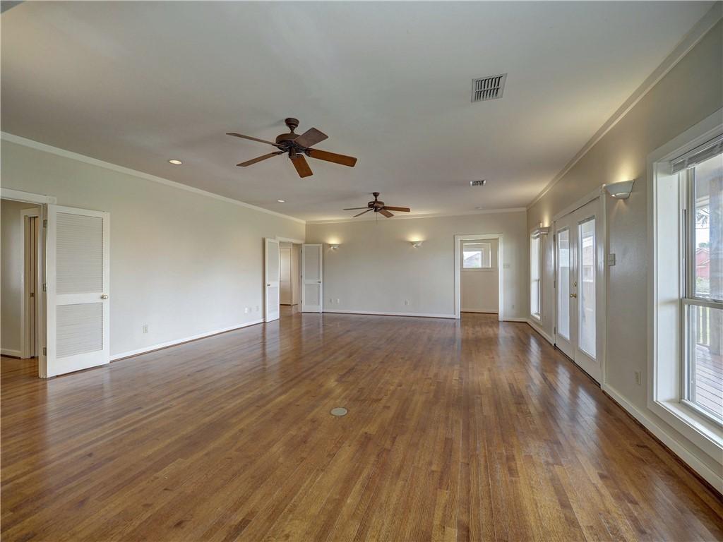 Image 4: Living Area