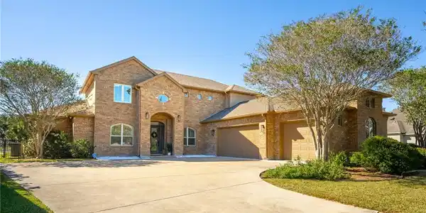 5921 Lago Vista Drive