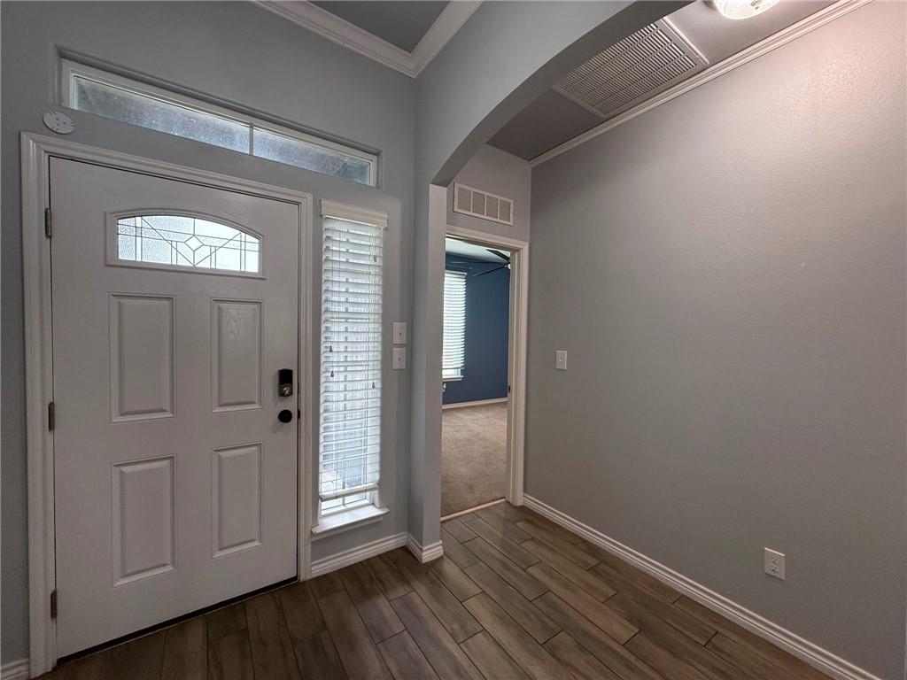 Image 2: Front door/Entry