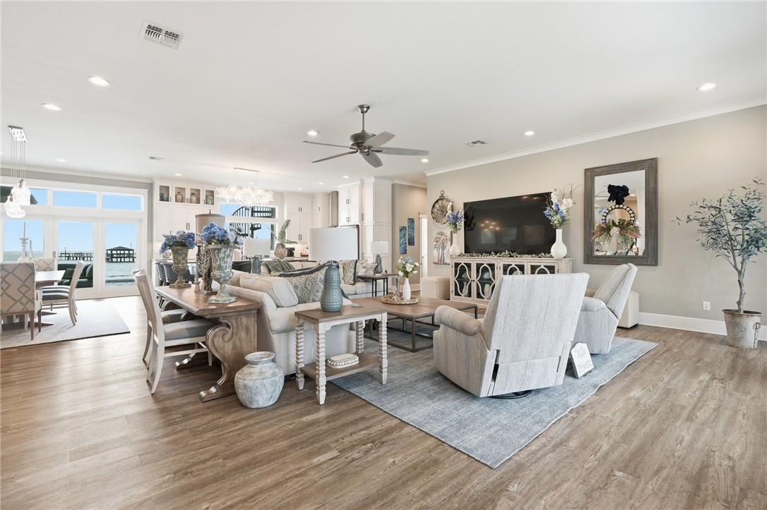 Image 4: LIVING ROOM
