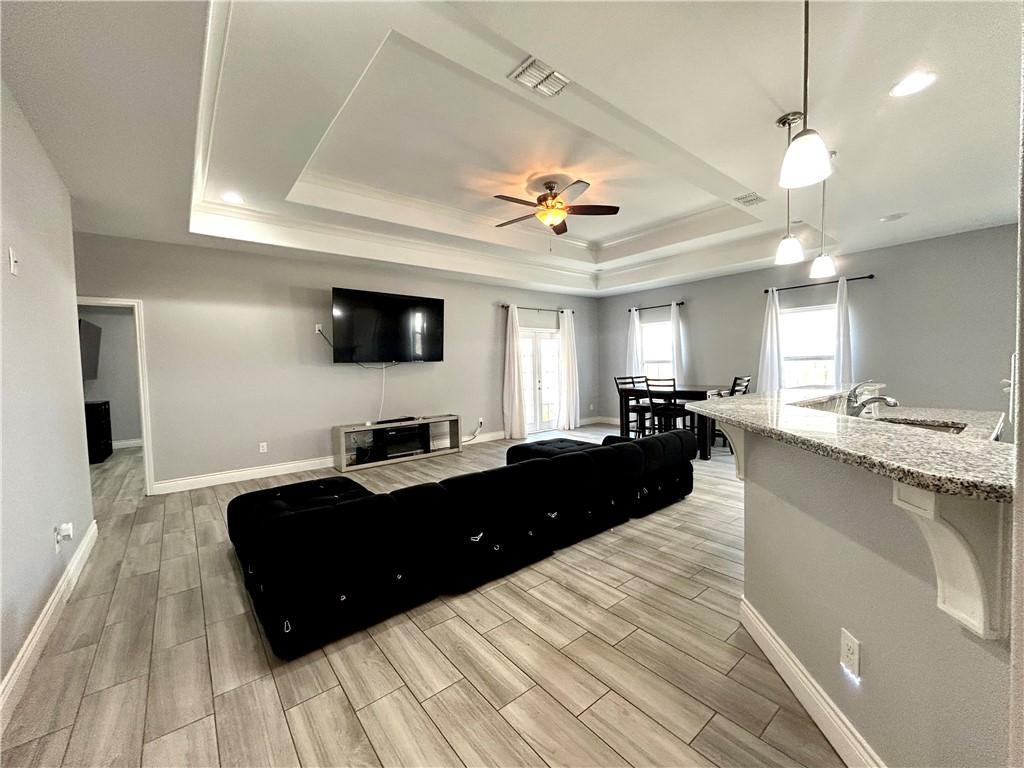 Image 4: Entryway to living area