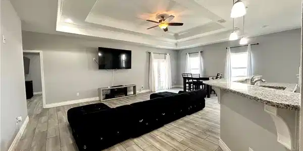 Image 4: Entryway to living area