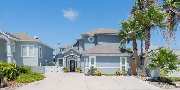 Image 2: Room enough in driveway for 6 vehicles & 2 in the
