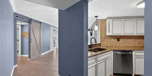 Image 4: Entry hall way - views towards kitchen and living