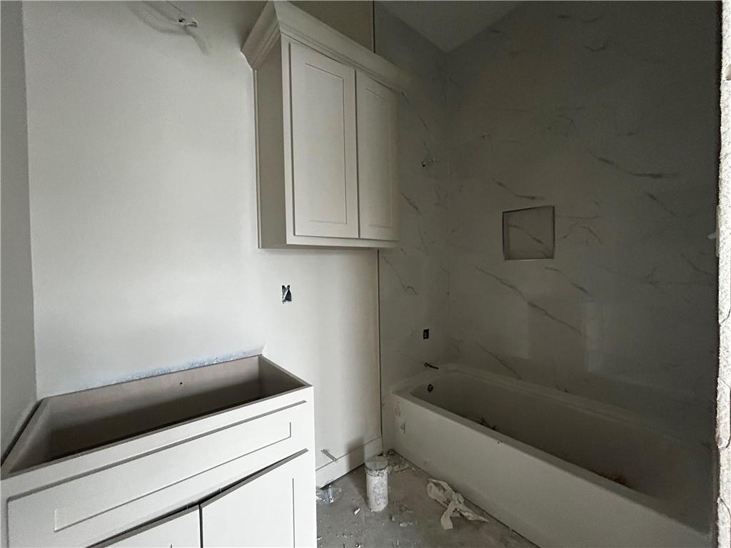 Image 4: Ensuite bath with walk in closet