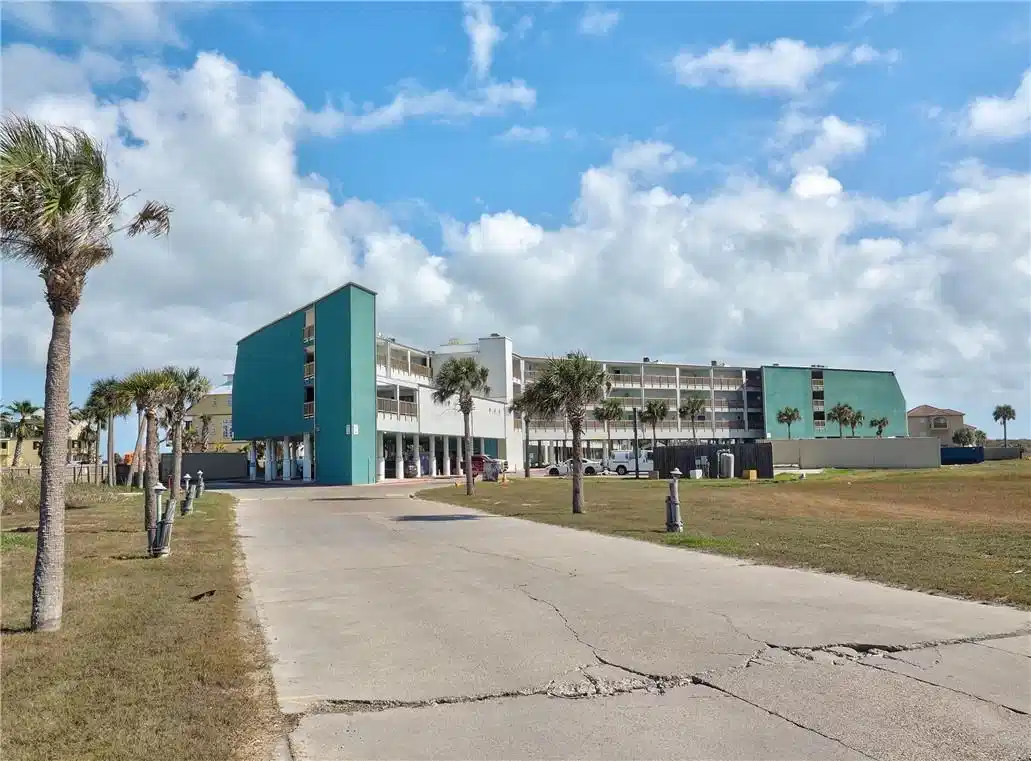 Image 1: La Mirage Condos