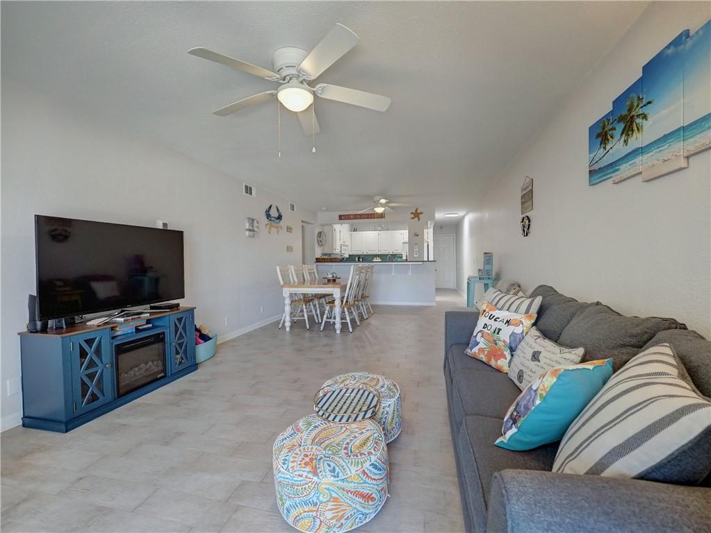 Image 3: Spacious Living Room