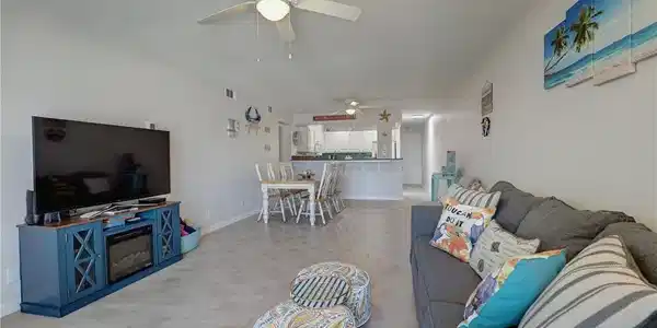 Image 3: Spacious Living Room