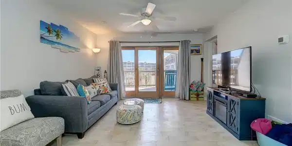 Image 4: Living Room