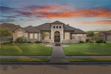 8401 Lago Vista Drive