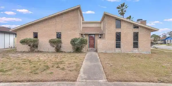 985 Crossbill Street