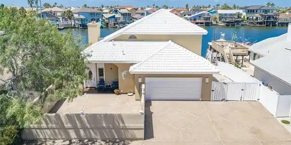 Image 2: Welcome to Island Living!