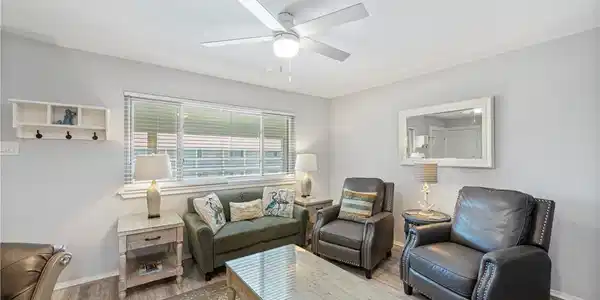 Image 3: Living Room