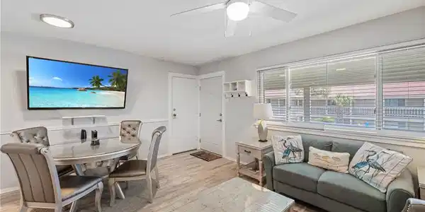 Image 4: Nook and Living Room