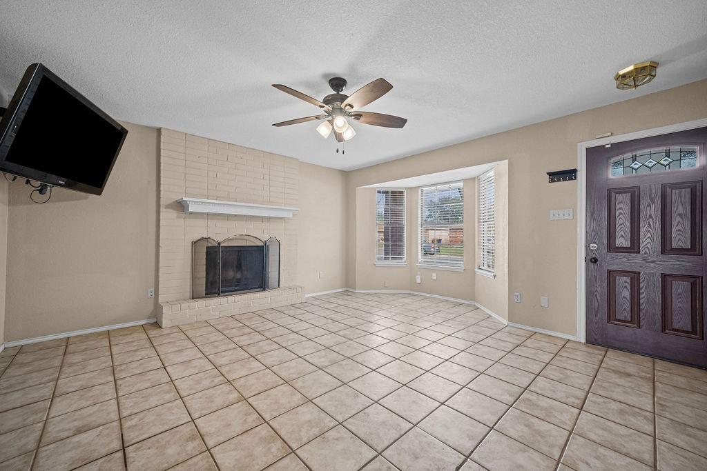 Image 4: Living Room