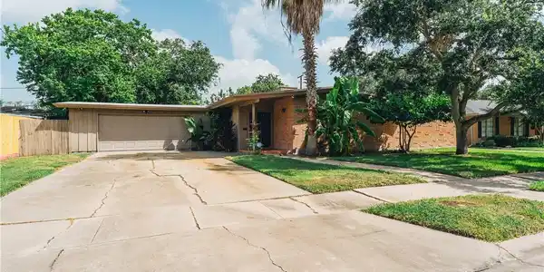 606 Dolphin Place