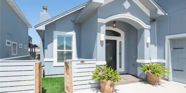 Image 3: Tiled entry and artificial grass in side yard and