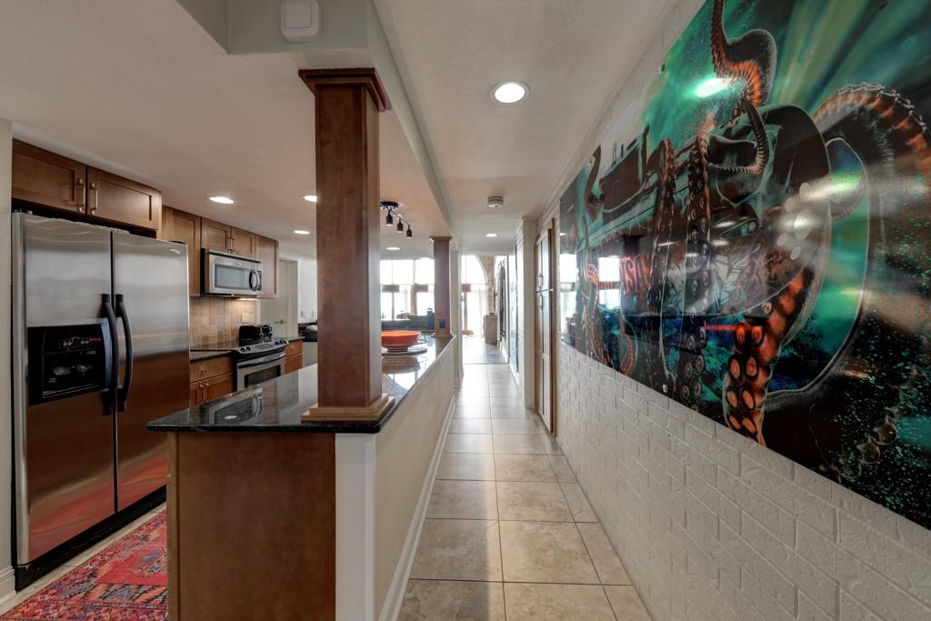 Image 4: Entrance to condo