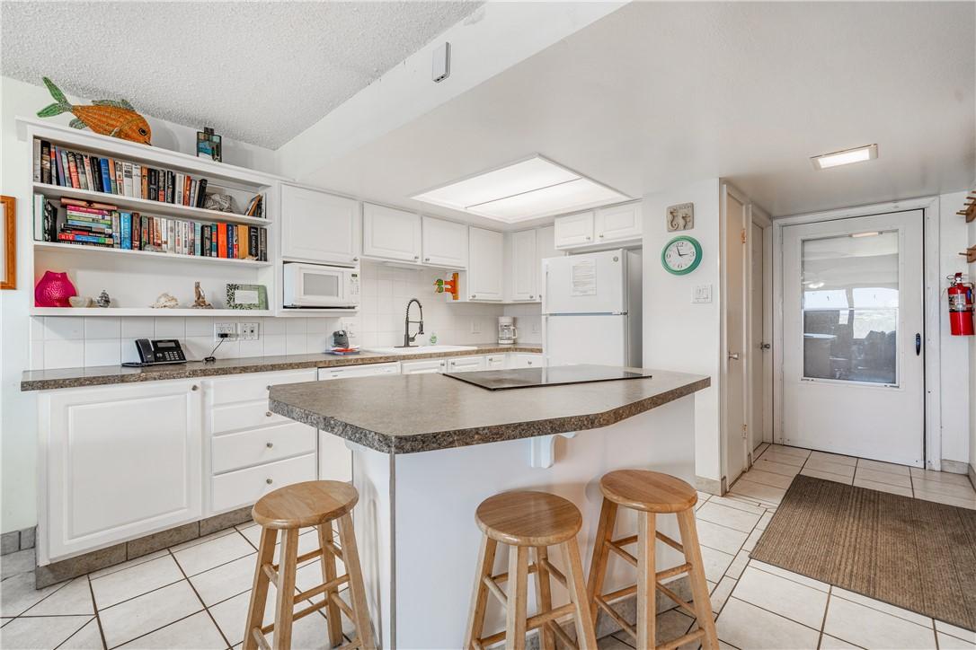 Image 2: Kitchen with Breakfast Bar
