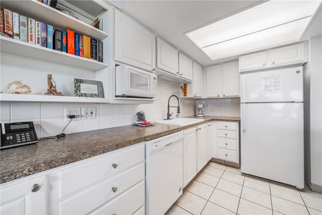 Image 4: Kitchen