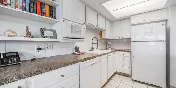 Image 4: Kitchen